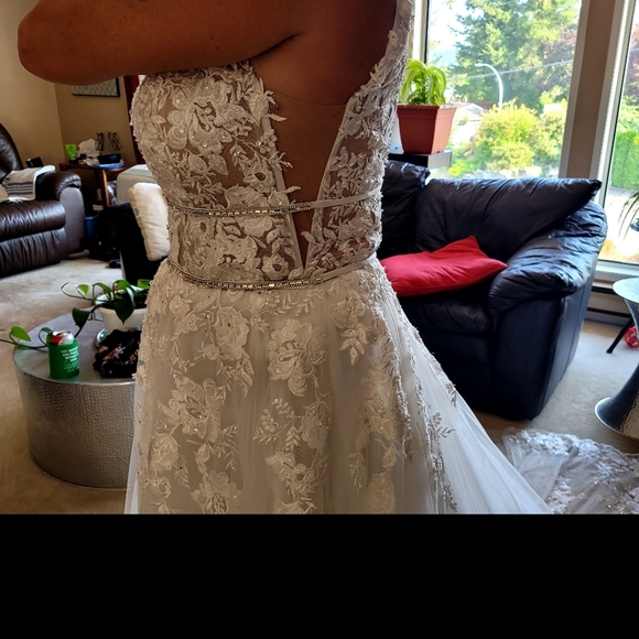 Never worn!! WEDDING DRESS,  Size 10/12 . - Picture 4 of 4